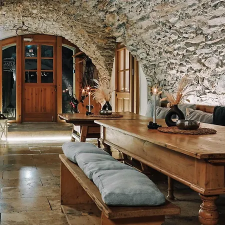 Steinthron Hotel *